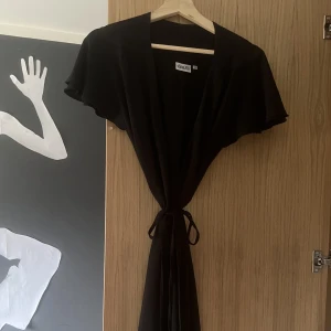 Klänning  - Svart omlott klänning köpt second hand. Väldigt fin både under sommaren samt vintern. 