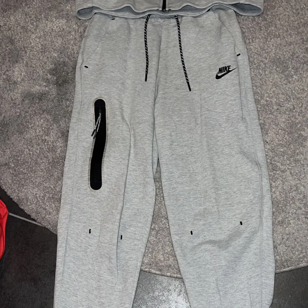 Säljer min Nike tech dress!!❤️Den är grå och jag säljer den pågrund av att den har blivit för liten för mig. Har använt den några gånger den ser helt ny ut! Kan skicka tydligare bilder om ni vill se bättre!❤️ . Jeans & Byxor.