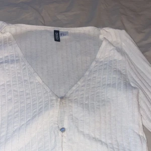 topp - en jättesöt topp ifrån h&m. inte genomskinlig och sitter jättebra💕