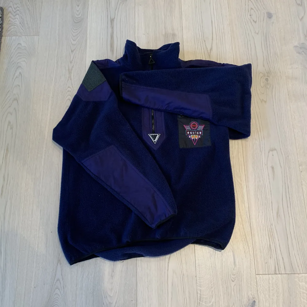 Helly Hansen fleece i storlek Large. Varm och skitsnygg fleece som man kan ha som vårjacka eller liknande om man vill. Har en liten fläck på vänster axel som syns på bild 3, verkligen inget stort. Köpare betalar frakt.. Hoodies.