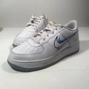 Nike skor  - Säljer dessa Nike skor i storlek 38,5. Dom är knappt använda och det är bara att fråga om fler bilder! 