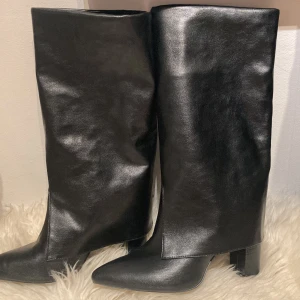 Skinnstövlar storlek 41:) - Påriktigt dom snyggaste skorna jag köpt men jag kan inte gå i dom för klacken är för hög😭 Det är en sån asnajs skinntyg-bit som man kan fälla över! Så snyggt! Det är också ganska flexibelt så man kan liksom vika den lite som man vill! 