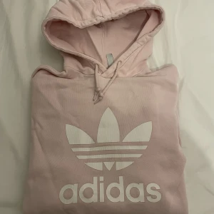 Adidas Hoodie - Adidas Hoodie  Size: Large Skick, 8.5/10 inga hål/revor  Färg: Rosa  Köpare står för frakt!