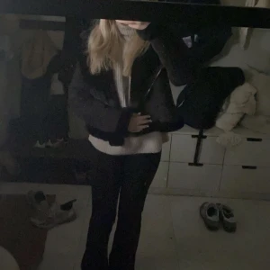 Jacka - Säljer denna jacka då den inte kommer till användning,köpt för 560 kr.Skriv för för fler bilder🫶🏻