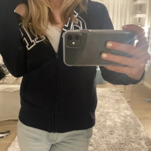 GAP hoodie  - Säljer min GAP zip hoodie, säljs pågrund av ingen användning så den är i superfint skick🤍