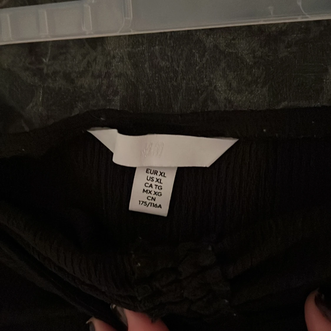Medllång svart klänning  - 91