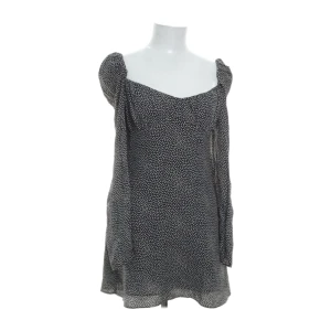 Klänning ZARA - Klänning från ZARA, köpt på sellpy, men den är som ny. Finns dragkedjor längst ute på armarna så armarna kan vara vida om man vill det. Frakt inräknat i priset.