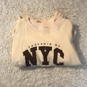 Beige pull & bear sweatshirt - Pull & bear, sweatshirt, beige & brunt tryck, nästan aldrig använd😊