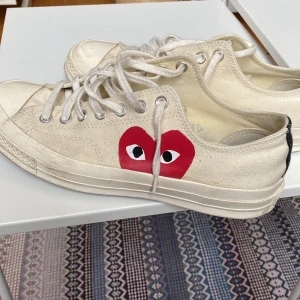 Cdg play converse  - Använda några gånger under sommaren men inga skador bara smuts som man kan tvätta bort så är dom som nya