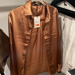 Silkesskjorta - Oanvänd silkesskjorta (lappen kvar) från bikbok, superfin och Classy💁‍♀️