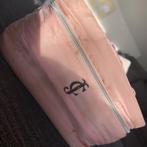 Necessär/Väskor - En necessär från Juicy Couture-okej skick, rengjord men har ett par fläckar   Fyra olika väskor- två axelbandsväskor, en handväska/sminkväska och en mobilhållare  En för 30kr eller alla för 125kr