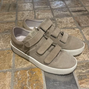 Sneakers från jim rickey - Nästintill oanvända beige sneakers från jim rickey, storlek 39. 