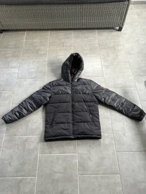  jacka - Jack & Jones som blivit för liten och som jag tyvärr inte hunnit använda så mycket. Jackan är jätte skön och snygg! 