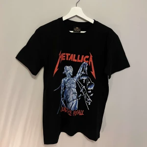 Metallica t-shirt  - Skön t-shirt med lite vintage stil.