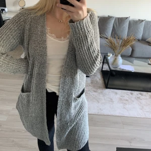 Stickat  - Säljer en stickad tröja i storleken S. Perfekt nu när det är lite kallt. Säljer den i fint skick 