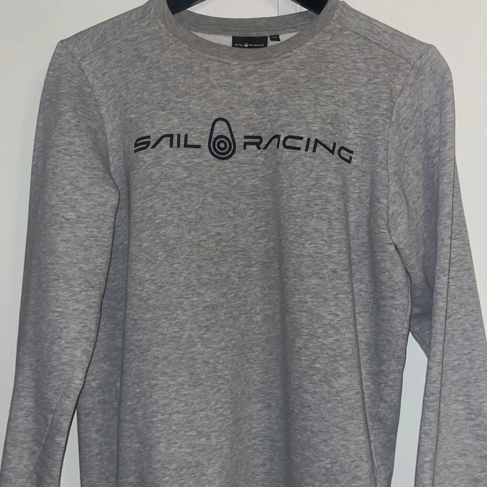 En mysig sail racing tröja/ hoodie i storlek 170 men kan användas som xs/s. Den är använd få tal gånger och är i bra skick. Vid fler bilder skriv✨. Hoodies.