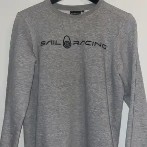 En mysig sail racing tröja/ hoodie i storlek 170 men kan användas som xs/s. Den är använd få tal gånger och är i bra skick. Vid fler bilder skriv✨