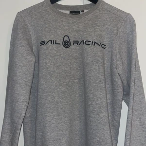 Sailracing hoodie  - En mysig sail racing tröja/ hoodie i storlek 170 men kan användas som xs/s. Den är använd få tal gånger och är i bra skick. Vid fler bilder skriv✨