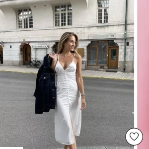 Sommarklänning  - Säljer min helt oanvända vita klänning från biancas kollektion med Nelly. Har justerbara band! Prislappen är kvar på klänningen. Inga defekter, precis som ny. Jättefin till sommaren 😍