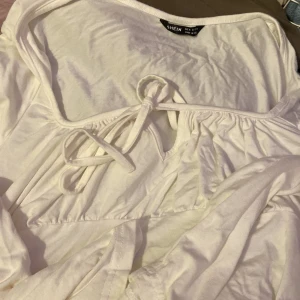 Fin topp - En fin topp från SHEIN , säljs pga för stor , storleken är XL , Den känns som skims