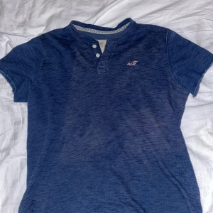 Hollister T-shirt  - T-shirt från Hollister, väldigt fin kvalitet och sparsamt använd! 