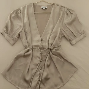 Satinblus  - Satinblus i nyskick från bubbleroom stl 34