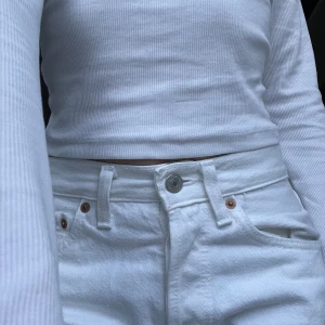 Levis jeans - Säljer mina super fina vita jeans ifrån Levis❤️ det är 501! Skriv ifall ni är intresserade😍😍
