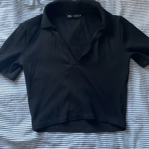 Zara topp - Likadan som jag säljer i vit fast nu i svart, denna är heller inte använd så drf har jag bestämt för att sälja💗köparen står för frakt💗