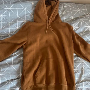Brun hoodie - Bra skick inte jätte använd  Strl 170