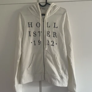 Zip huddie  - Zip huddie från Hollister i storlek M men passar även S. Blommigt tyg i luvan