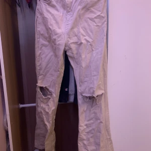 Jeans bershka - Ett par jeeans från bershka, använt en gång de var för stora, jag är 176 och de passar i längden