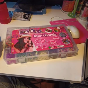 Loom bands  - 2 olika lådor: första bilden ca 6000 band, andra bilden ca 3000 band. Dessutom ex antal hundra klämmor samt ca 15 krokar. Föredrar att mötas upp och överlämna :)
