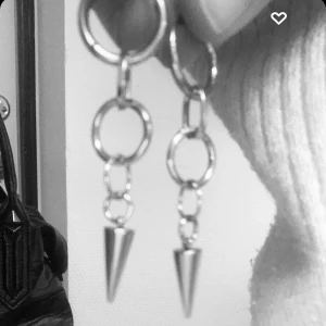 Maria Nilsdotter  - Skit snygga örhängen Köp för 200kr