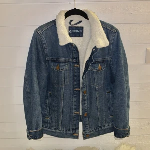 Snygg denim jacka  - Snygg denim jeansjacka, passar även mindre storlekar om man vill han den lite pösigare. Buren med omsorg och i väldigt fint skick! Passar till vår och kalla sommrar!