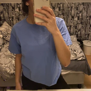 T-shirt - Superfin blå t-shirt från Ginatricot. I storlek S