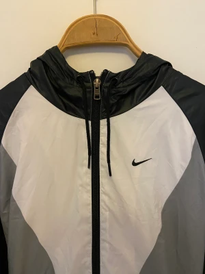 Skitsnygg vindjacka ifrån Nike - Jättefin vindjacka, bra skick! 
