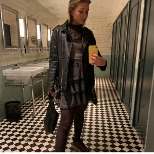 Svart prickigt bikbokklänning - Säljer denna snygga volangklänningen från bikbok! Knappt använd! Tveka inte att höra av dig vid frågor eller funderingar🔥🔥