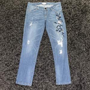 Blåa jeans med tryck av blommor i storlek 30 (S). Kan mötas upp i stockholm, pris kan diskuteras. 