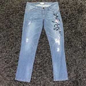 Blåa jeans med tryck av blommor i storlek 30 (S). Kan mötas upp i stockholm, pris kan diskuteras. 