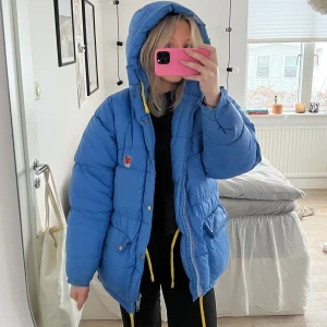 Fjällräven jacka 💙 - Säljer nu min fina fjällräven jacka 💙 Köpt här på Plick! Gosig och jättevarm! 3000 eller högsta bud 