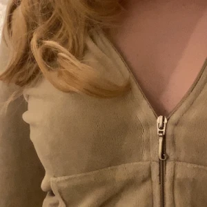 Begie juicy couture hoodie🤍 - Intressekoll! Väldigt bra kvalite säljer ungefär för 300kr