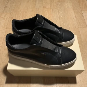 Arigato skor  - Säljer ett par svarta arigato skor i storlek 45. Använde dem endast i några veckor så de har inga skador, dock lite creaseade.