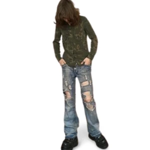 Militärmönstrad skjorta - Skitcool militärgrön skjorta med fina rhinestoneliknande stenar.  Ganska tunt tyg, köpt second hand 