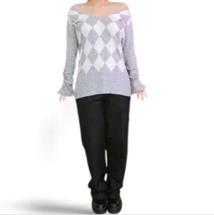 Mysig argyle tröja - En ganska lång argyle grå/vit tröja, superfin men kommer inte till användning:( Ganska stretchigt material, skulle säga att den passar upp till xl men funkar för de flesta beroende på hur man vill ha den. 