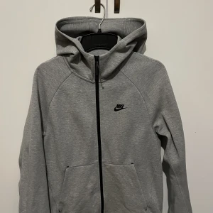Nike tech fleece  - Old season Nike tech fleece     Pris kan diskuteras! 