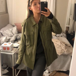 Grön jacka från ginatricot  - Säljer denna för jag har en typ exakt likadan, super fin jacka att till våren! Köpt second hand men fint skick!!  