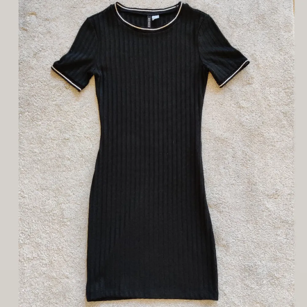 Säljer en svart tight klänning från hm. Använd 1 gång. Köptes för typ 3 år sedan. Ribbad i materialet, väldigt strechig. Kan nog passa 36-40. 🖤. Klänningar.