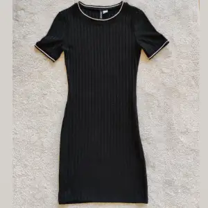 Säljer en svart tight klänning från hm. Använd 1 gång. Köptes för typ 3 år sedan. Ribbad i materialet, väldigt strechig. Kan nog passa 36-40. 🖤