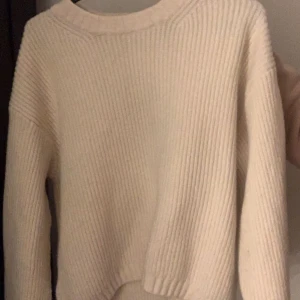 Stickad tröja  - Säljer denna fina stickade tröja som kommer från HM ( tror inte den finns kvar att köpa på hemsidan)  Den är i storlek S och är använd några gånger  Säljer då den sällan kommer till användning  Skiv för mer frågor eller bilder 