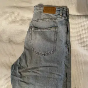 Säljer dessa Monki jeans i Yoko-modellen eftersom de aldrig har använts och bara legat i garderoben (Endast använda några timmar). Jeansen är i storlek 28 (38/M) och är väldigt snyggt ”baggy” i modellen. Pris går alltid att diskuteras❤️